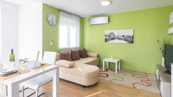 Appartement (Two Bedroom Apartment with Balcony an) | Salle de séjour | Télévision
