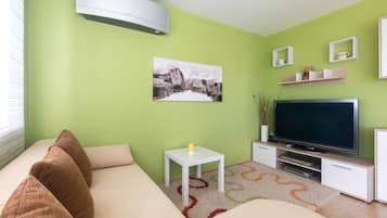 Căn hộ (Two Bedroom Apartment with Balcony an) | Phòng khách | TV