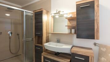 Appartement (Two Bedroom Apartment with Balcony an) | Salle de bain | Douche, serviettes fournies