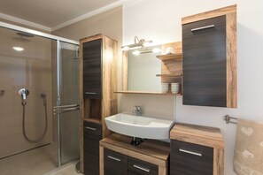 Appartement (Two Bedroom Apartment with Balcony an) | Salle de bain | Douche, serviettes fournies
