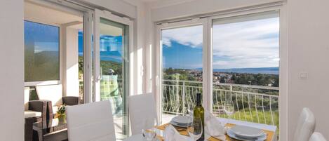Apartment (Two Bedroom Apartment with Balcony an) | Esszimmer