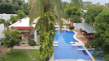 Hồ bơi ngoài trời