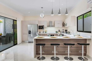 Køleskab, mikrobølgeovn, ovn, kogeplade