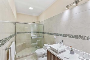 Dusj, hårføner og håndklær