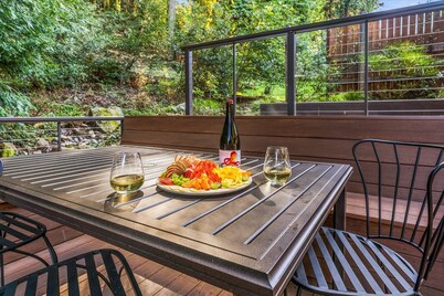 Redwood Cabin • Hot Tub • Near Guerneville• Sleeps 6 • Dog OK–Lazy Bear Lodge