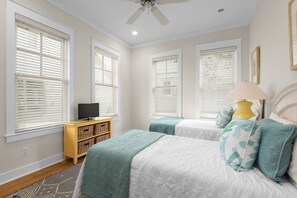 4 Schlafzimmer, Schreibtisch, Bügeleisen/Bügelbrett, WLAN