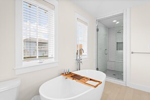 Badewanne, Haartrockner, Handtücher