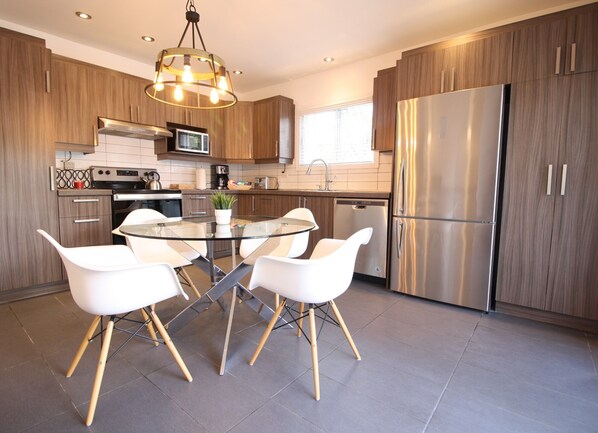Fridge, microwave, oven, stovetop - Luxurious - Modern decor, Rosemont 3 bedrooms (Montréal)