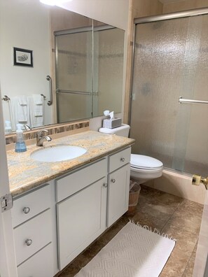 Baignoire, sèche-cheveux, serviettes fournies