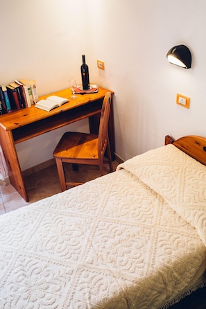 Quarto casal ou duplo standard | Escrivaninha, Wi-Fi de cortesia