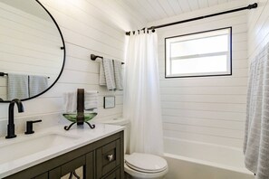 Bathtub, hair dryer - Turtle Nest 3br with hot tub, great park, beach! (Satellite Beach)