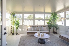 Télévision, chaîne hi-fi, espaces bureaux