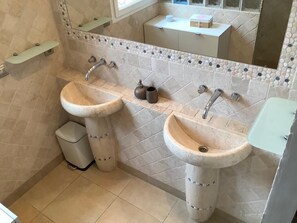 Baignoire, serviettes fournies, papier toilette