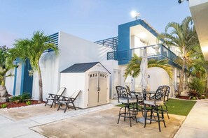 Outdoor dining - AQUA Ville Moderna 1 · Spacious 4BR with King Beds (Dorado)