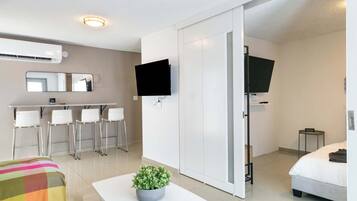 4 bedrooms, desk, iron/ironing board, WiFi