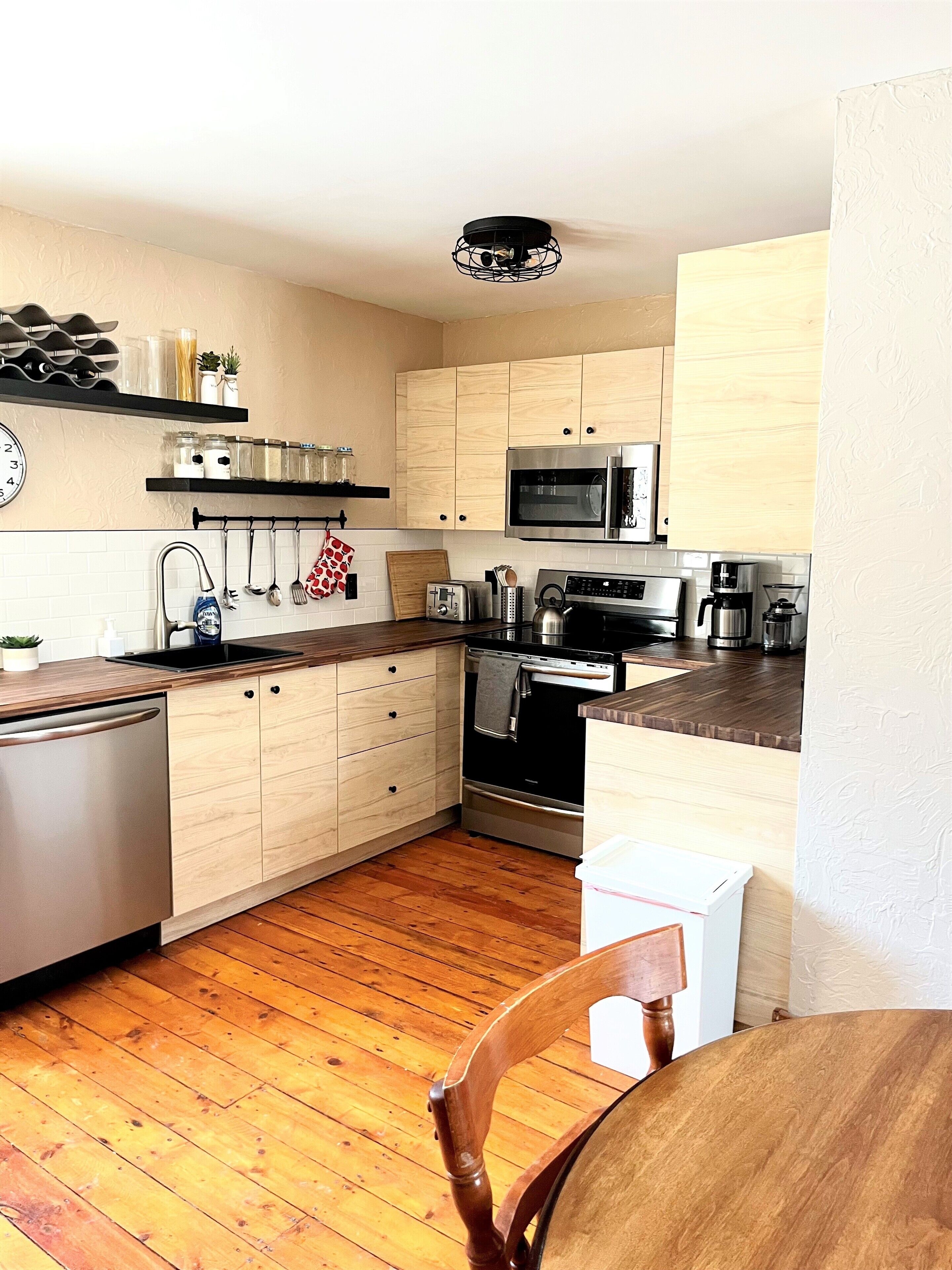 Charming Cottage with Hot Tub!