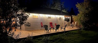 STAY 2 NIGHTS GET 1 FREE -Cozy Victoria Beach Cottage ,Hot Tub,Deck and CC Ski