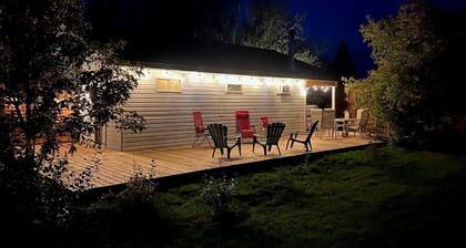 STAY 2 NIGHTS GET 1 FREE -Cozy Victoria Beach Cottage ,Hot Tub,Deck and CC Ski