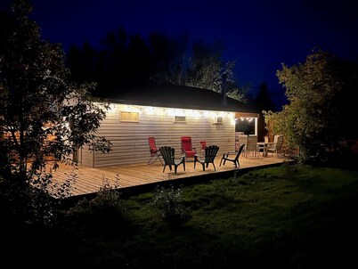 STAY 2 NIGHTS GET 1 FREE -Cozy Victoria Beach Cottage ,Hot Tub,Deck and CC Ski