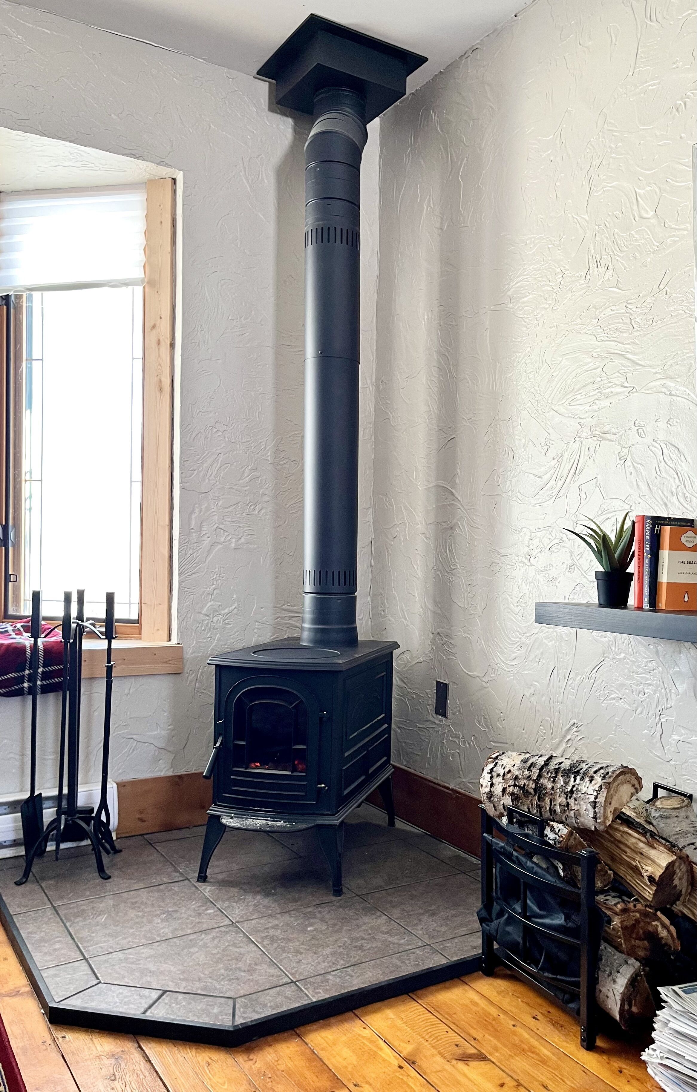 Charming Cottage with Hot Tub!