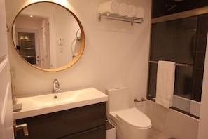 Baignoire, sèche-cheveux, serviettes fournies, savon
