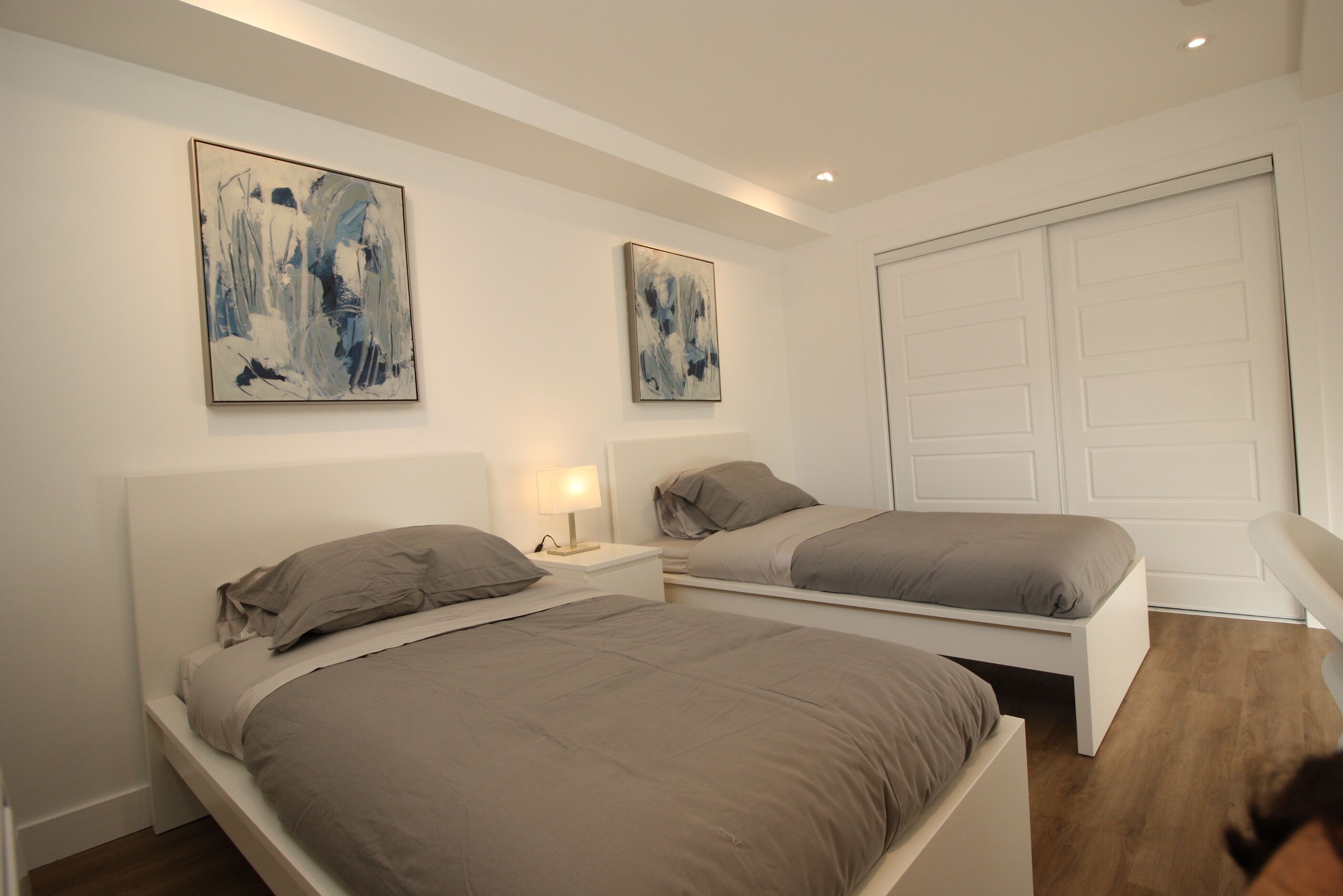 Minimalist-Contemporary 2 bedrooms Rosemont.