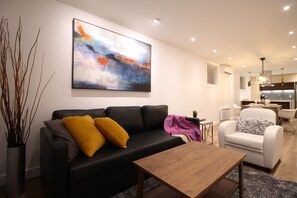 Smart TV - Minimalist-Contemporary 2-bedroom Rosemont. (Montréal)