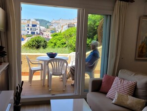 TV - PLAYA CANADELL MAR P seafront apartment with terrace (Calella de palafrugell)