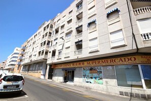 Un edificio de varios pisos con una fachada que muestra los rótulos