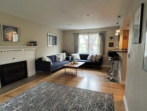 Smart TV, fireplace, DVD player, books - Spacious and Comfy w Hot Tub & Home Theater (Boulder)