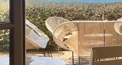 Villa « La plage » pieds dans lâeau, Ă  6 m de la plage. AĂ©roport/gare TGV Ă 15 mn