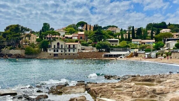 A coastal town with buildings on a hillside overlooking the sea. - Villa " La plage "  waterfront villa, swimming pool, garden, 16 p (Carqueiranne)