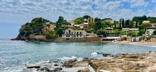 Villa « La plage » pieds dans l’eau, à 6 mètres de la plage. Aéroport/TGV à15 mn
