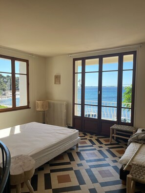 7 slaapkamers, een bureau, een strijkplank/strijkijzer, reisbedje