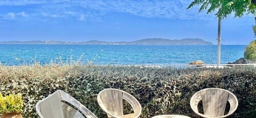 Villa « La plage » pieds dans l’eau, à 6 mètres de la plage. Aéroport/TGV à15 mn