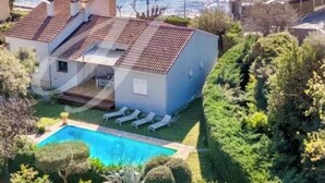 A coastal property with a swimming pool, a terrace, and a view of the sea. - Villa " La plage "  waterfront villa, swimming pool, garden, 16 p (Carqueiranne)