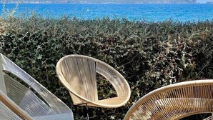 A terrace with wicker chairs overlooking a coastal view. - Villa " La plage "  waterfront villa, swimming pool, garden, 16 p (Carqueiranne)