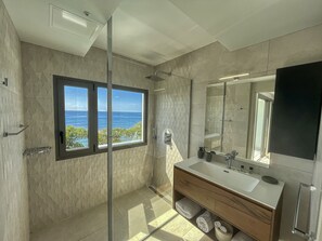 Dusche, Haartrockner, Bidet, Handtücher