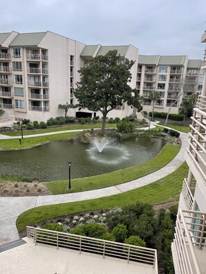 Property grounds - Villamare Beachfront 2-bedroom condo minutes from Palmetto Dunes Club (Hilton Head Island)