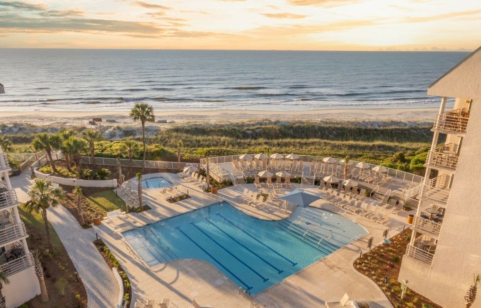 Alberca techada y alberca al aire libre