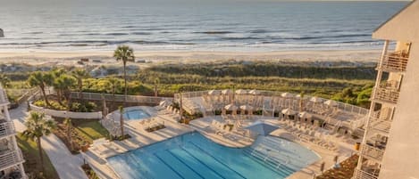 Alberca techada y alberca al aire libre