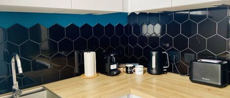 Réfrigérateur, micro-ondes, four, plaque de cuisson