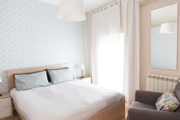 1 bedroom, desk, travel crib, free WiFi