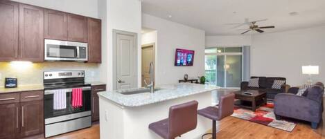 Kylskåp, mikrovågsugn, ugn och spishäll