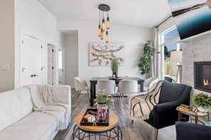 Smart-TV, Kamin, Bücher