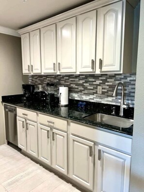 Kühlschrank, Mikrowelle, Geschirrspüler