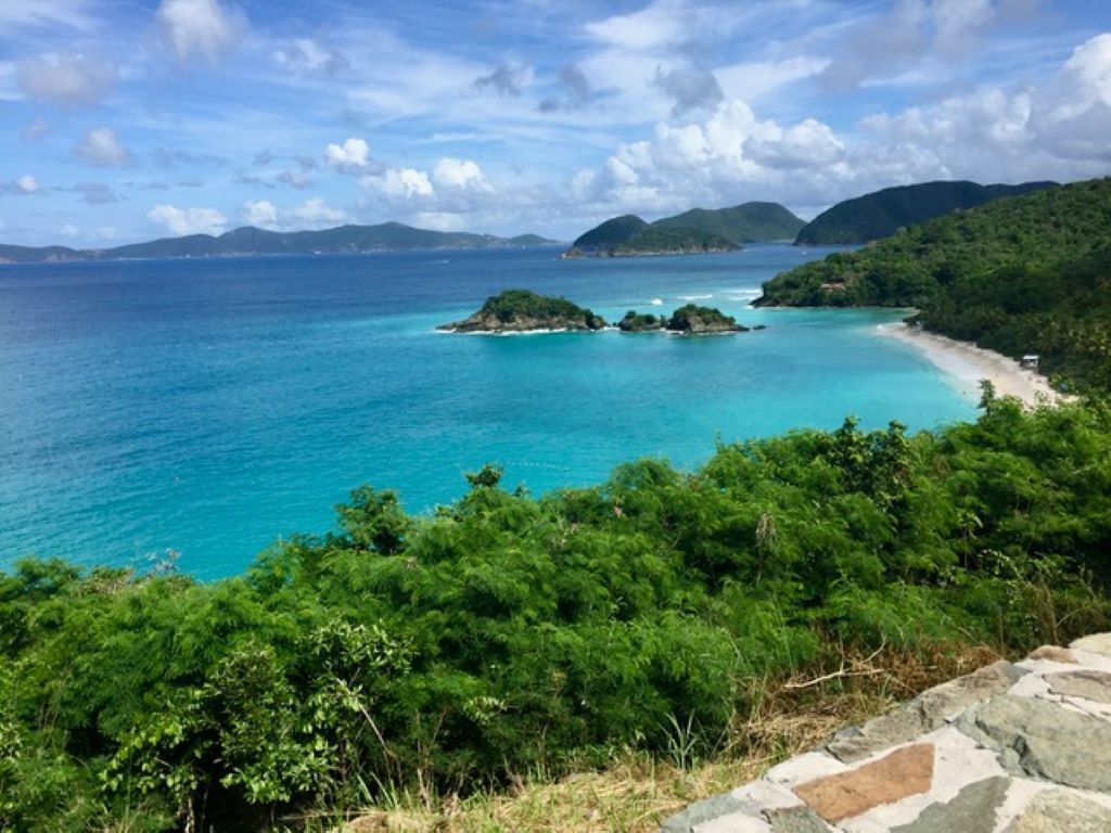 在海灘附近、躺椅、沙灘巾