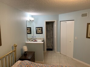 2 bedrooms, desk, WiFi, bed sheets