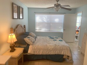 2 bedrooms, desk, WiFi, bed sheets