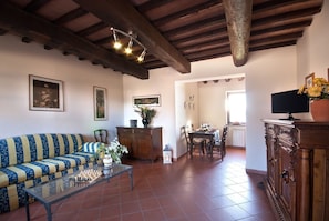 Fernseher, Tischtennisplatte, Bücher